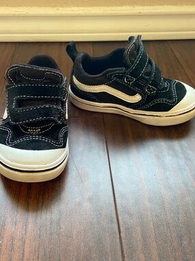 VANS Toddler Sz 6 Sneakers Black and White